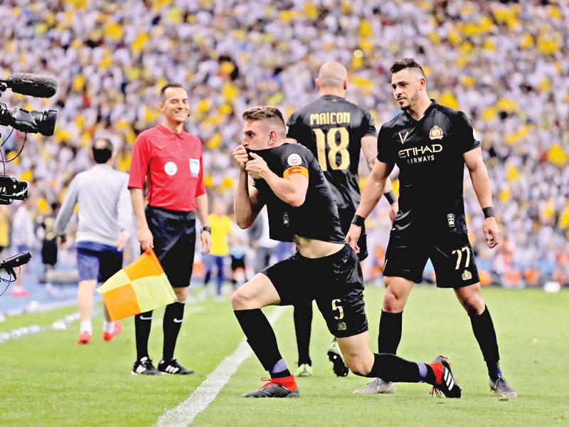 محترف النصر البرازيلي برونو أوفيني يحتفل بتسجيل هدفه الثاني (إ بي أ)