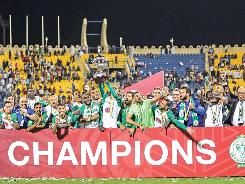 لاعبو الرجاء يحملون كأس البطولة (أ ف ب)