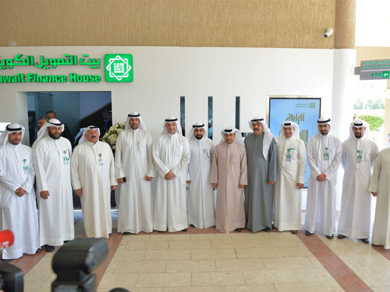 وليد مندني متوسطاً فريق «بيتك» ومسؤولي جمعية الجابرية