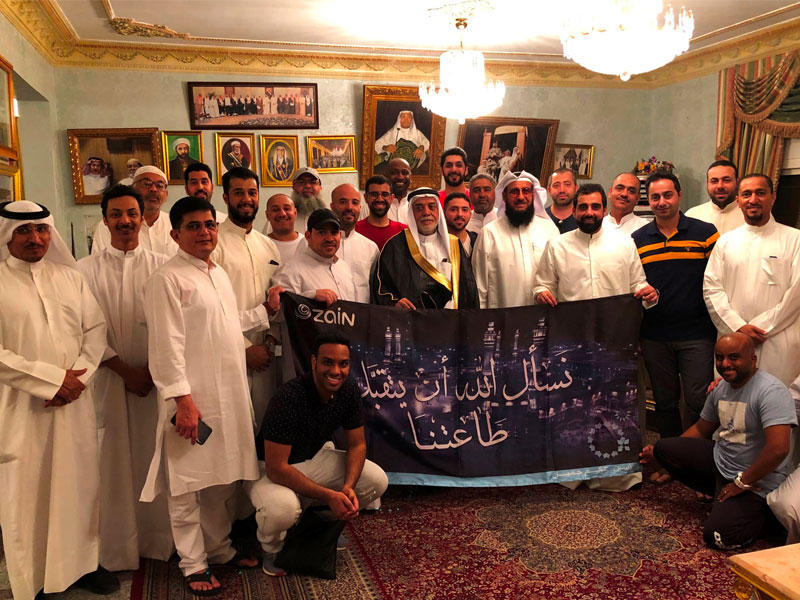 الشيخ نزار الشيبي مستضيفاً موظفي «زين» في منزله 