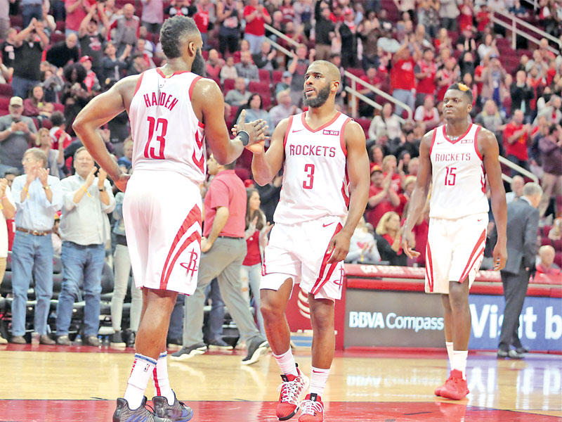 هاردن يتلقى تهنئة زملائه بالنقطة 2000 في مسيرته