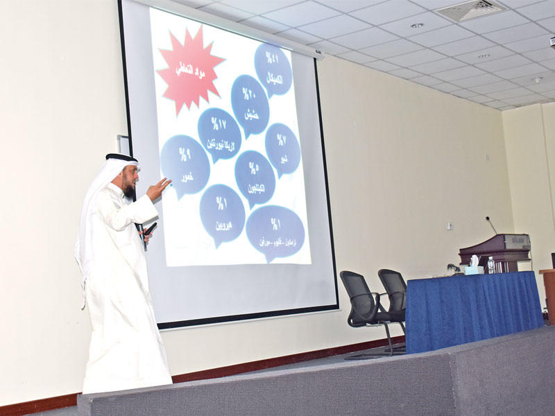 الغضوري متحدثاً في الندوة