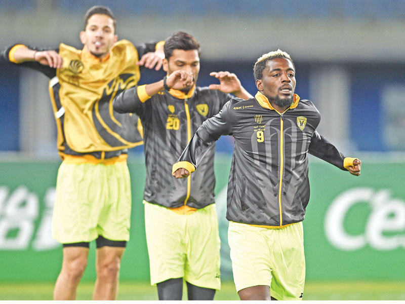 عملية إحماء للاعبي القادسية في لقاء سابقn