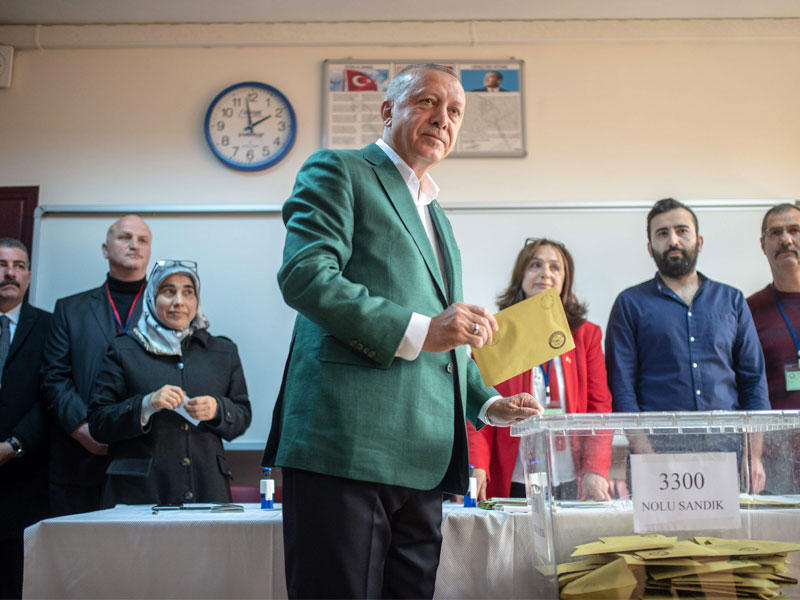 إردوغان يستعد للإدلاء بصوته في إسطنبول أمس (أ ف ب)