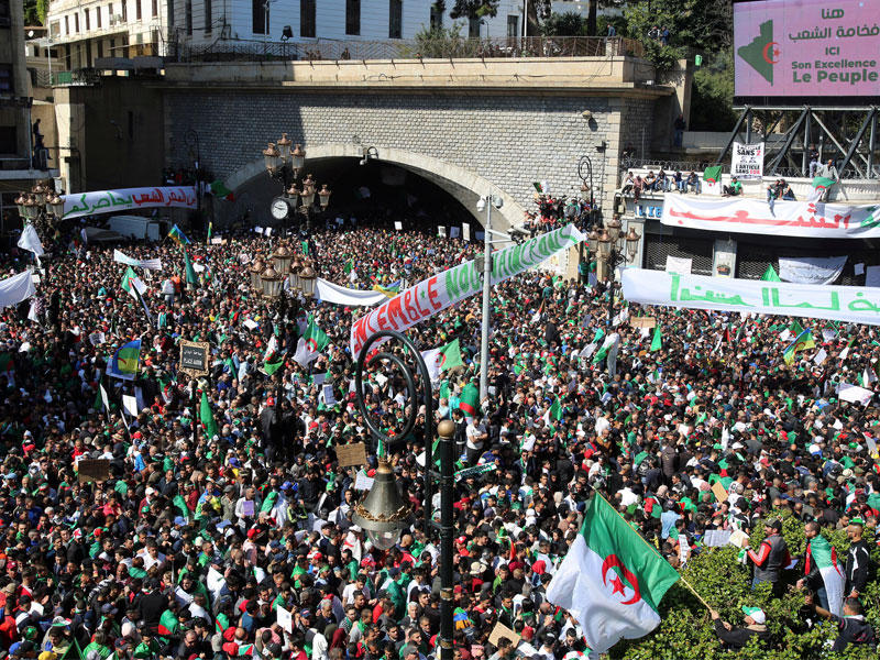 جزائريون يتظاهرون ضد بوتفليقة الجمعة الماضية بالعاصمة (رويترز)