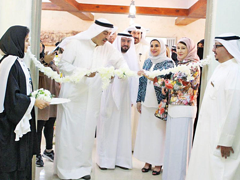 الغيث والمطوع خلال افتتاح المعرض