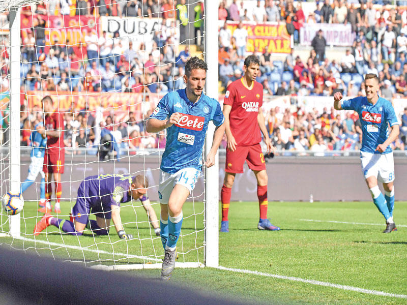 ميرتينز نجم نابولي يحتفل بعد إحرازه هدفاً في مرمى روما