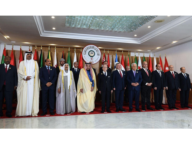 لقطة تذكارية للقادة بقمة تونس  (أ ف ب)