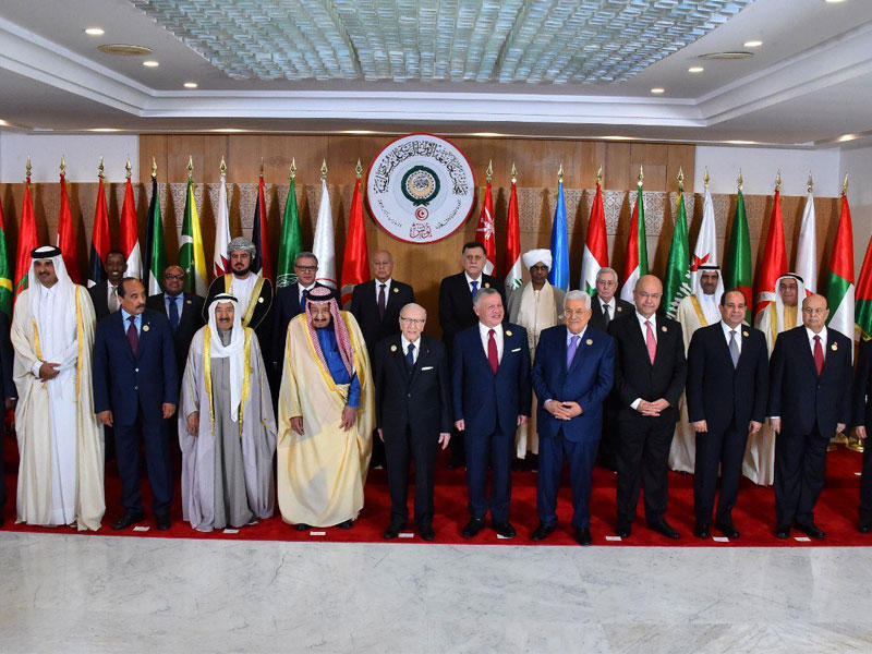 قادة وممثلو الدول العربية في لقطة تذكارية قبيل انطلاق القمة العربية الـ 30 في تونس أمس