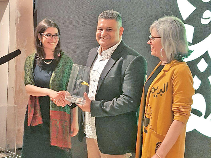 أثناء تسلم جائزته