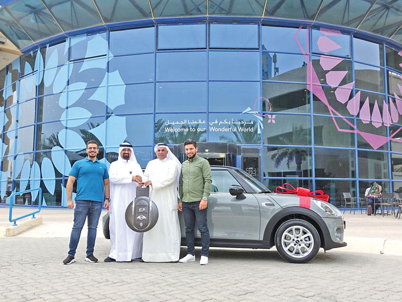 الفائز يتسلّم جائزته في مقر «زين» الرئيسي