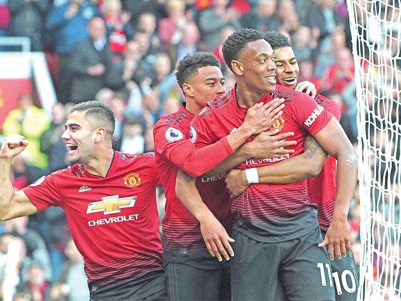 لاعبو مانشستر يونايتد خلال مباراة سابقة