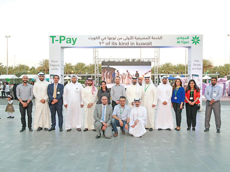 بدر قمحية وأماني الورع وخليل القطان في لقطة جماعية