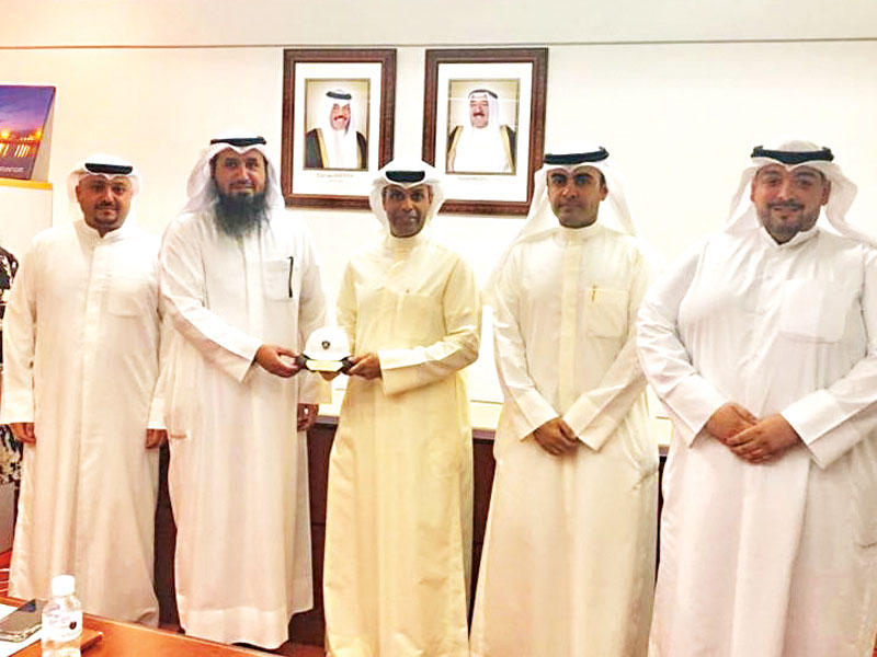 الفاضل يتلقى تكريماً من المهندسين 