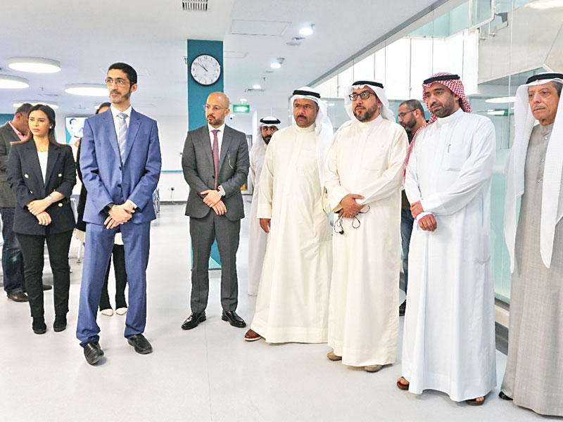 مسؤولو «ضمان» وعضوا اللجنة الصحية البرلمانية خلال الزيارةn