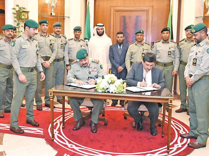 الرفاعي ورضا خلال توقيع الوثيقةn