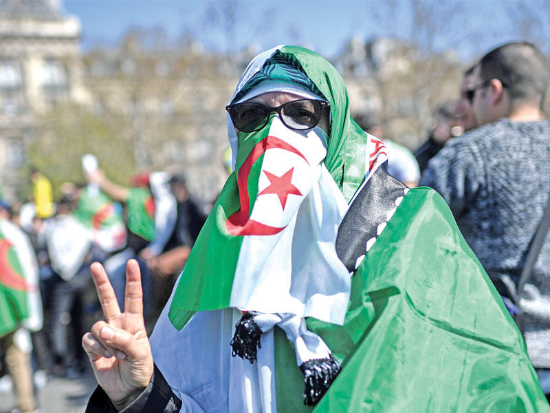 جزائريون يتظاهرون ضد بوتفليقة في باريس أمس الأولt(أ ف ب)