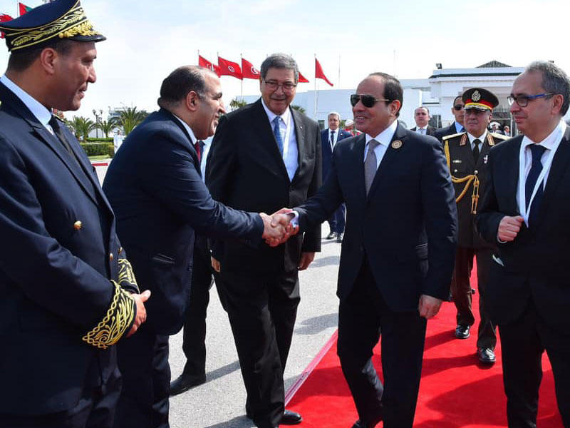 السيسي لدى مغادرته تونس عقب حضور القمة العربية أمس الأول (رئاسة الجمهورية)