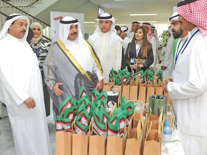 وكيل الديوان الأميري خلال جولة في المعرض المصاحب للملتقى