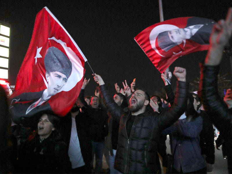 معارضون يحتفلون في إسطنبول رافعين أعلاماً عليها صور أتاتورك أمس الأول (أي بي أيه)