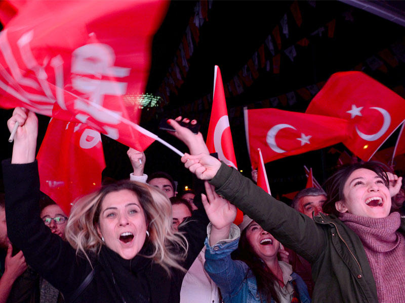 مناصرو المعارضة التركية يحتفلون بالنتيجة أمام مقر حزب الشعب الجمهوري في شوارع أنقرة مساء أمس الأول (رويترز)