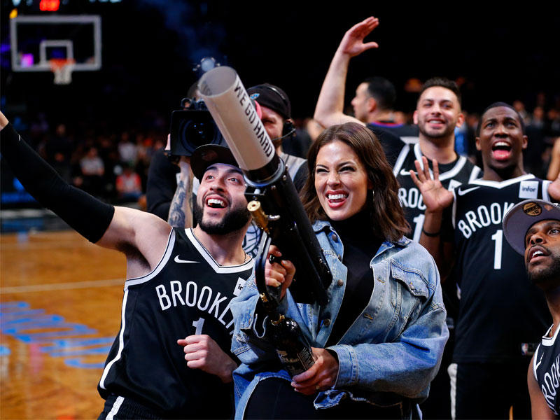 المودلز أشلي غراهام تطلق تي شيرت إلى الجماهير خلال مباراة ميلووكي باكس وبروكلين نتس