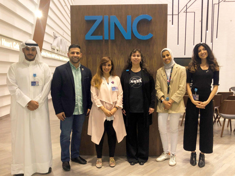 ناغين كوكس مع مسؤولي «زين» في مركز زين للإبداع