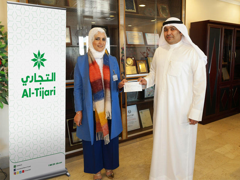 فاطمة الرشيد تقدم شيك المساهمة إلى طلال الخرينج