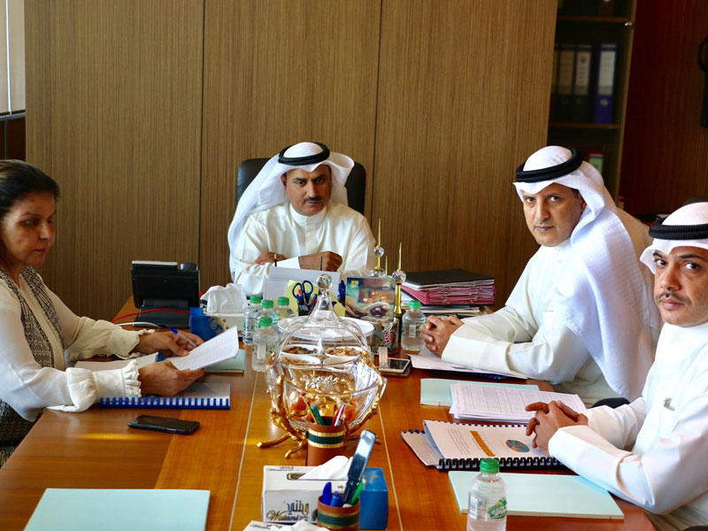 الحربي ومسؤولو «هيئة الإعاقة» خلال الاجتماع أمس