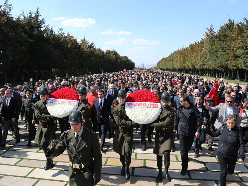 إمام أوغلو متقدماً آلاف الأتراك وهو يتجه لوضع إكليل من الورد على ضريح مؤسس تركيا الحديثة كمال أتاتورك في أنقرة أمس           (إي بي أيه) 