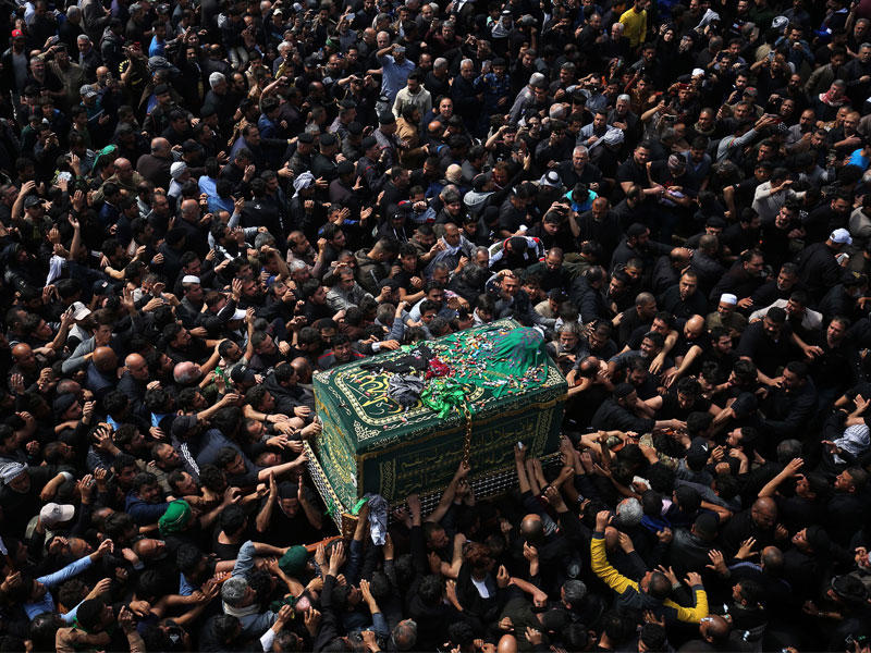 زوار شيعة يحملون نعشاً رمزاً للإمام الكاظم في الكاظمية أمسt(أ ف ب)
