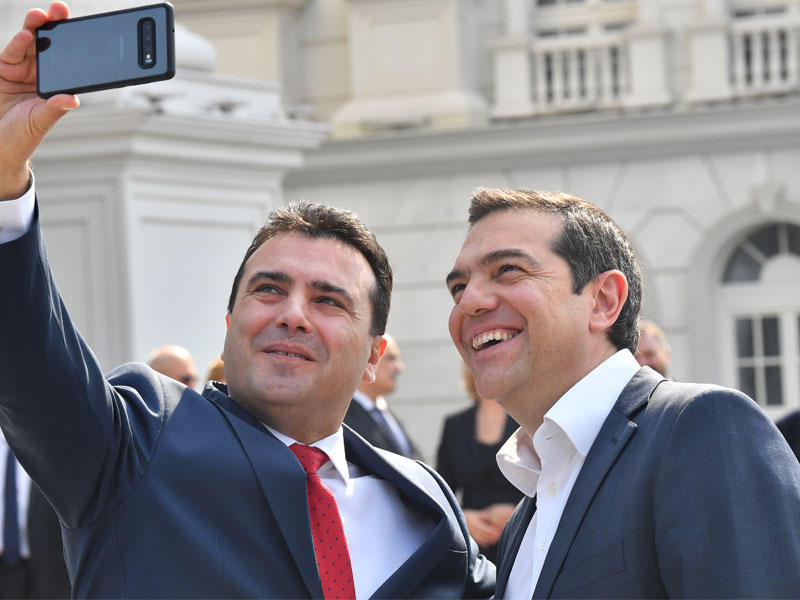 زاييف وتسيبراس يلتقطان «سيلفي» في سكوبيي أمس (أي بي ايه)