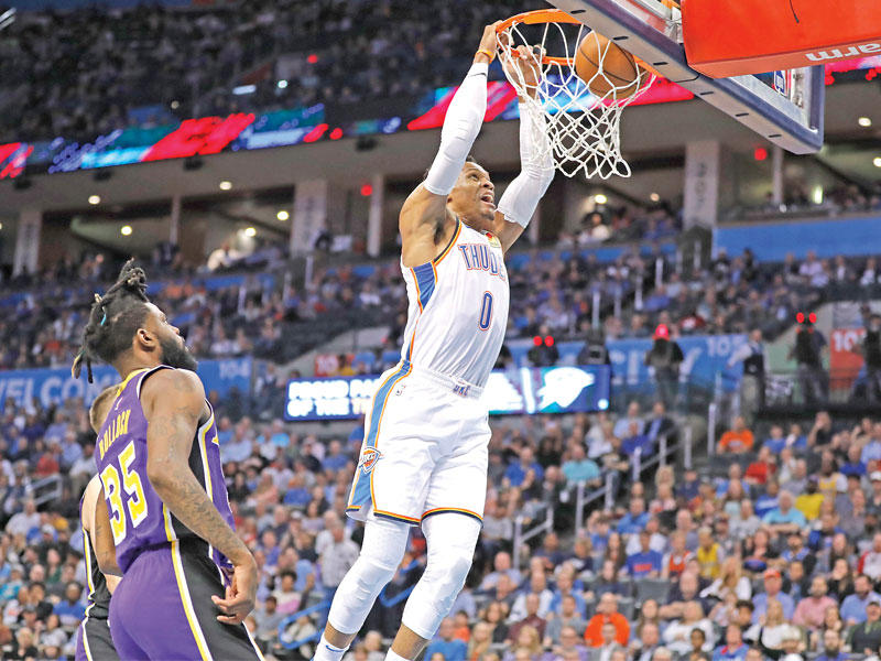 ويستبروك نجم أوكلاهوما يسجل في سلة ليكرز