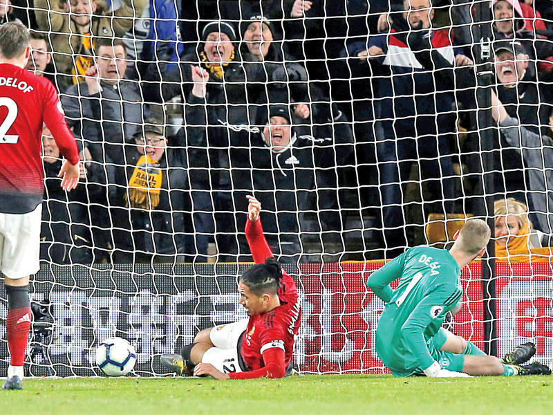 سمولينغ نجم مان يونايتد يسجل في مرمى فريقه