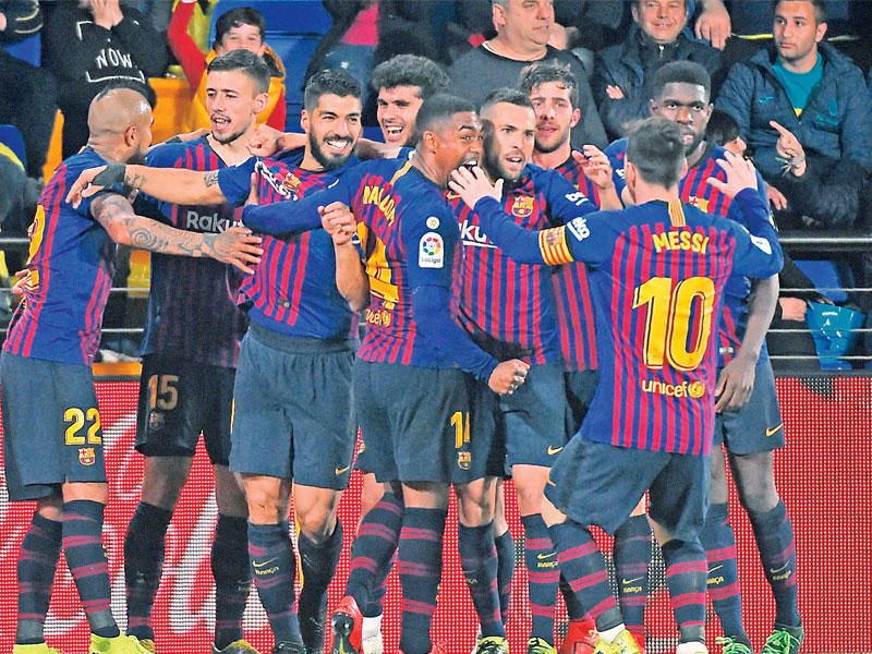 لاعبو برشلونة يحتفلون بعد إحراز أحد أهدافهم في مرمى فياريال