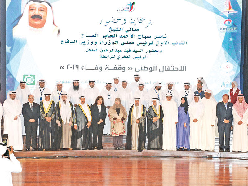 الشيخ ناصر الصباح متوسطا المكرمين (تصوير نوفل إبراهيم)n