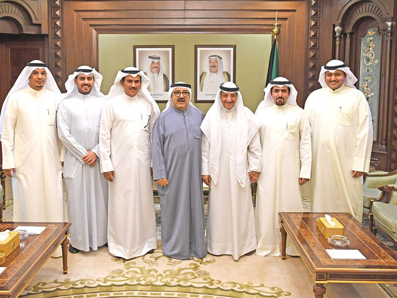 النائب الأول متوسطاً ذوي الضابطينn