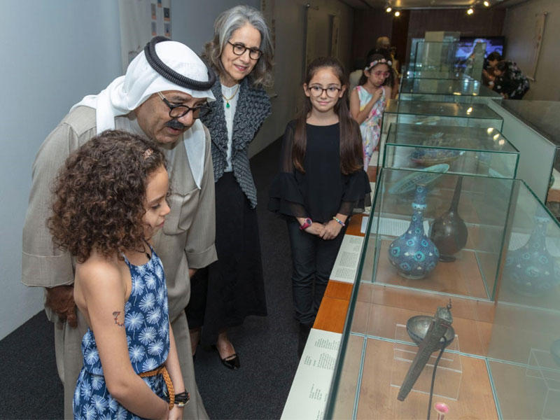 ناصر الصباح يستمع لشرح من طفلة