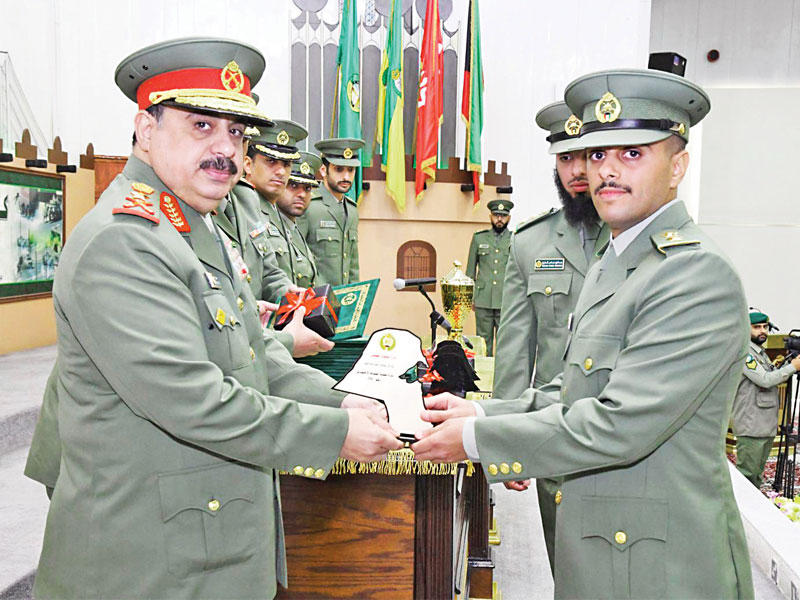 الرفاعي مكرما أحد الخريجين