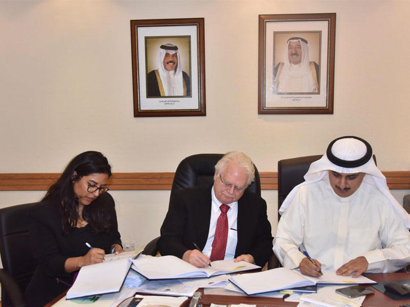 جانب من توقيع العقد