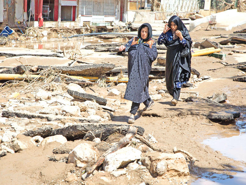 إيرانيتان في محافظة لورستان المتضررة بالسيول  (أ ف ب)