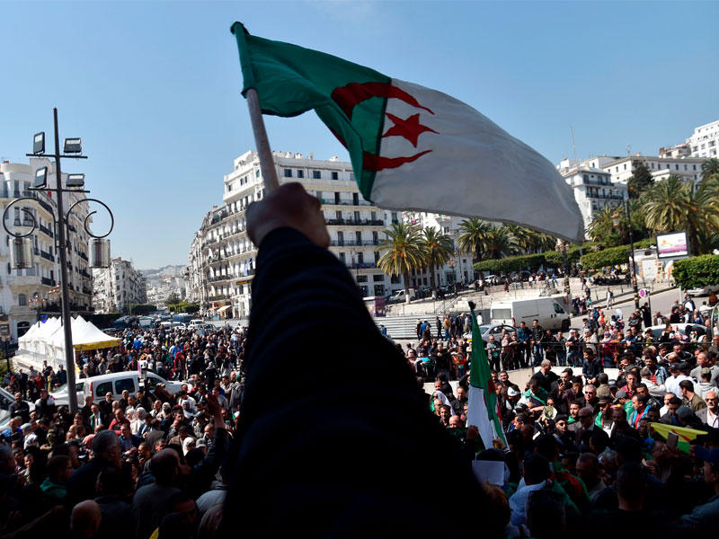 جانب من تظاهرة في العاصمة الجزائر أمس (أ ف ب)