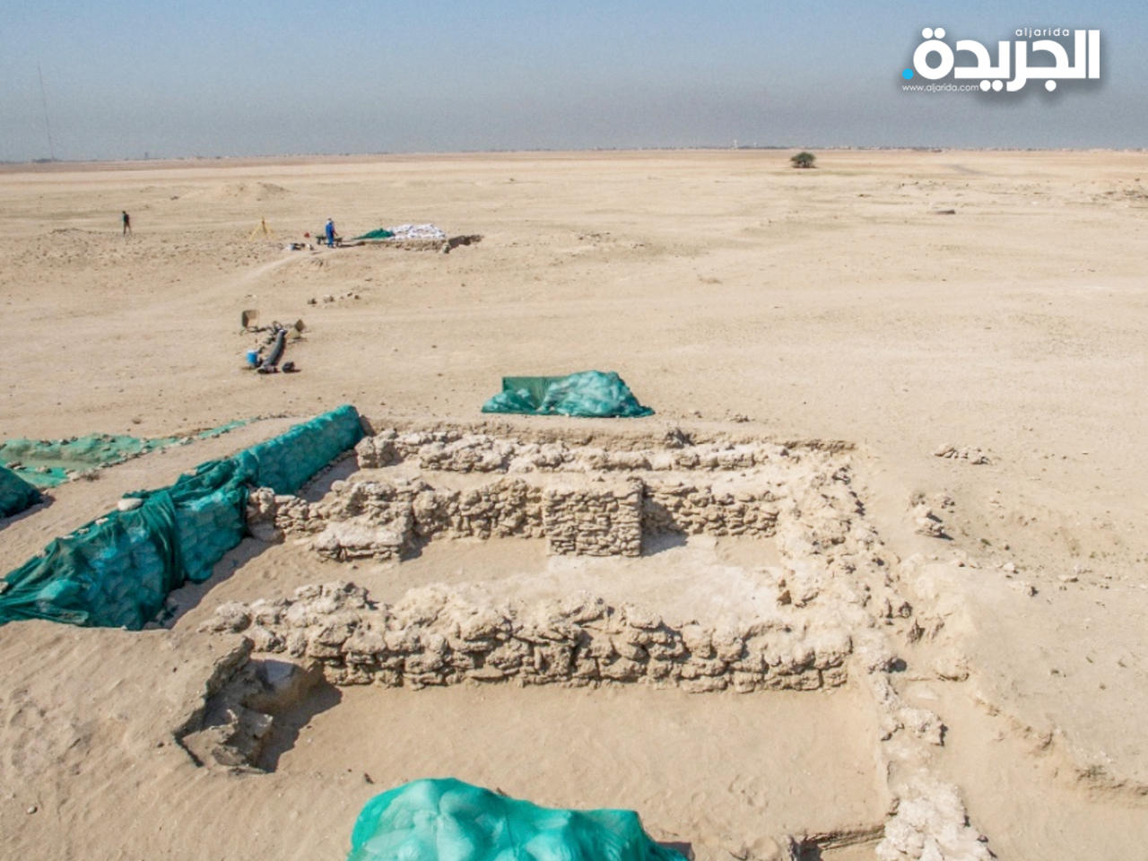 أجزاء من المسجد المكتشف في قرية «خرائب الدشت» الواقعة في جزيرة فيلكا ويتضح الفناء والرواقين