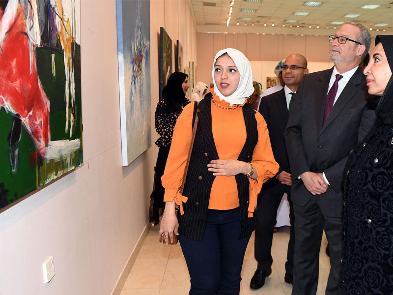 إحدى الفائزات تشرح لوحتها لسعاد الصباح