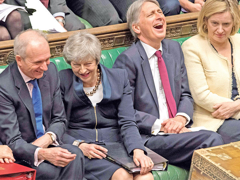 ماي خلال مشاركتها باجتماع في مجلس العموم أمس الأول (أ ف ب)