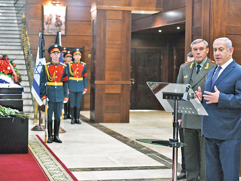 نتنياهو يلقي كلمة خلال تسلمه رفات الجندي من وزارة الدفاع الروسية أمس (روسيا اليوم) 