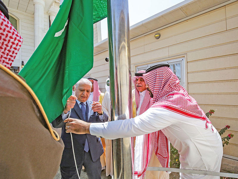  وزير الخارجية العراقي يشارك برفع العلم السعودي أمام قنصلية المملكة الجديدة في بغداد أمس (أ ف ب)