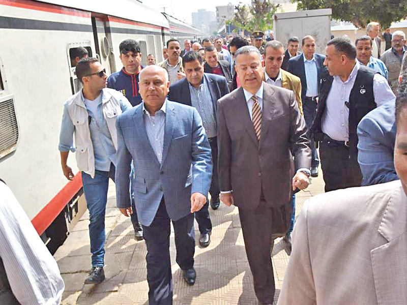 وزير النقل كامل الوزير يتفقد محطة بني سويف برفقة المحافظ هاني عبدالجابر أمس n(الصفحة الرسمية لمحافظة بني سويف)