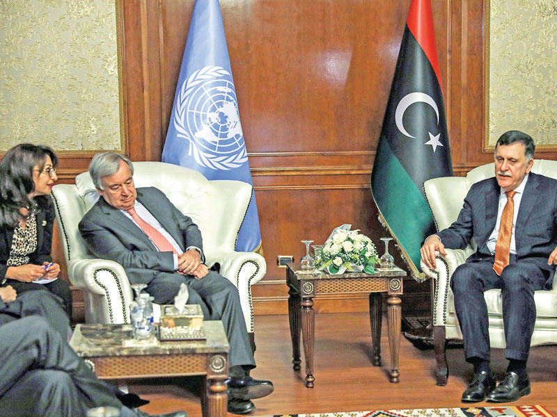 السراج مستقبلا غوتيريش في طرابلس أمسt (أ ف ب)n