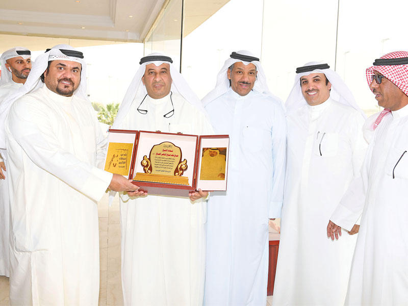 النصف يقدم درعاً تذكارية إلى أمين سر نادي الصيد والفروسية